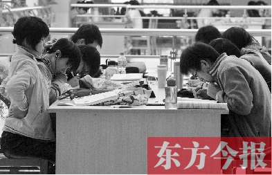 專家認(rèn)為，內(nèi)地高校對學(xué)生創(chuàng)造性、自主性的培養(yǎng)不及港校