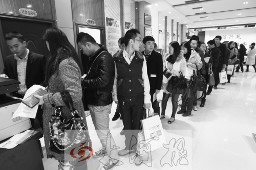 昨天,除復印材料處有新人排隊外,金水區(qū)民政局婚姻登記處大廳內處未見新人排隊的火爆場景。