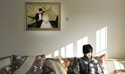 11月28日，青島膠南，丁海偉的婚房掛著與妻子的結(jié)婚照。如今妻子和未出世的孩子都已離世。新京報(bào)記者 周崗峰 攝
