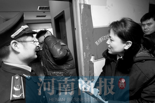 城管巡回法庭法官，到因違反城市管理的受罰當(dāng)事單位送傳票