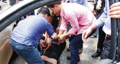 昨日，警方和市民們一起砸窗將肇事者控制。當(dāng)日，福州閩侯縣，一名男子駕駛小車在青口鎮(zhèn)奔馳大道附近撞人后逃逸，事故致7人死亡，12人受傷。圖/CFP