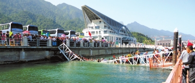 昨天上午10點左右，江西廬山西海風(fēng)景區(qū)司馬旅游碼頭發(fā)生橋面塌陷事故，造成18名游客擦傷或落水。景區(qū)表示，目前已對擦傷或落水游客進(jìn)行有效救治和妥善處置，并對游客損失的財物進(jìn)行登記。