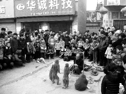 比春運(yùn)更擠的地方是?？h廟會(huì)(組圖)