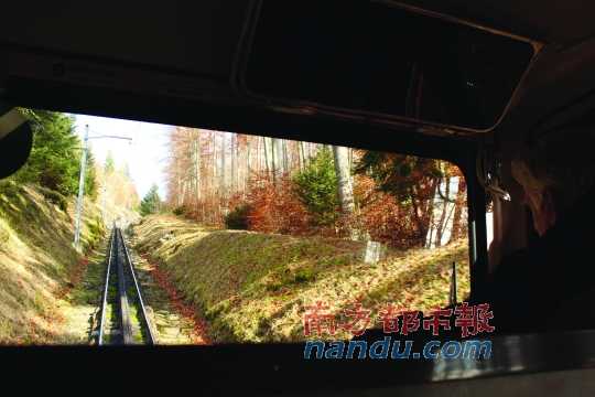 小火車一路向上，沖破云層，豁然開朗，乘客們的歡呼聲適時響起，一切漸入佳境。