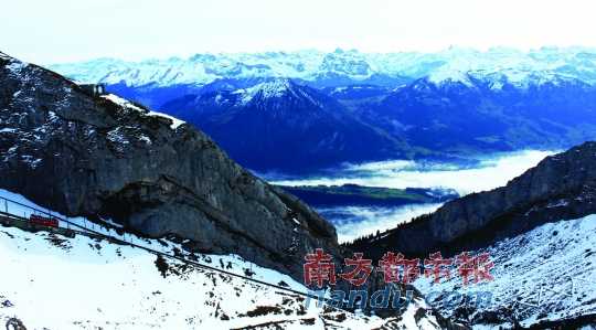  齒軌火車在皮拉圖斯山上穿行，如同紅色的龍?jiān)谏街杏芜? complete=