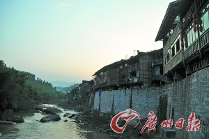 　　夕陽(yáng)下的古鎮(zhèn)。　
