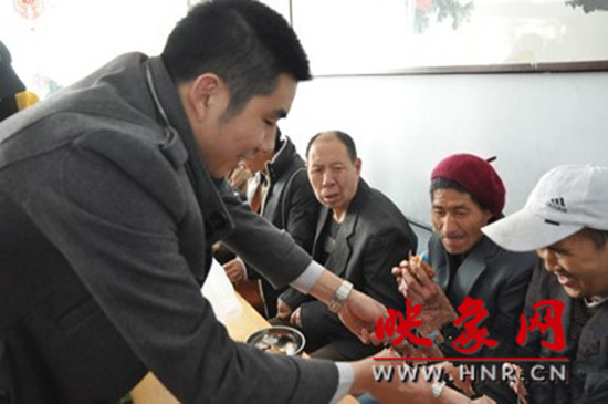 　　“韓胖子”千只茶香雞茶香鴨捐贈(zèng)環(huán)衛(wèi)工人、農(nóng)民工學(xué)子和鄭州市社會(huì)福利院。