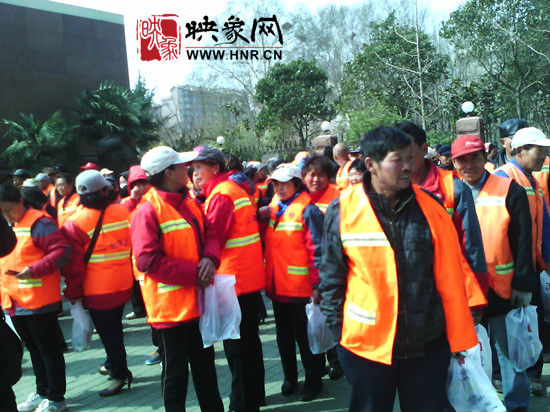 　　“韓胖子”千只茶香雞茶香鴨捐贈(zèng)環(huán)衛(wèi)工人、農(nóng)民工學(xué)子和鄭州市社會(huì)福利院。