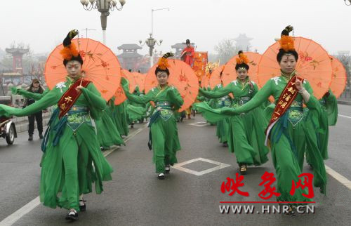 　　3月30日上午,開(kāi)封市舉行2013中國(guó)(開(kāi)封)清明文化節(jié)踏春巡游活動(dòng)?！?　　