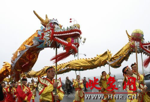 　　3月30日上午,開(kāi)封市舉行2013中國(guó)(開(kāi)封)清明文化節(jié)踏春巡游活動(dòng)?！?　　
