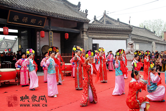 游客參觀清明小長(zhǎng)假新推出的本土特色節(jié)目《鼓樂迎賓》。