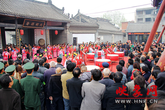 游客參觀清明小長(zhǎng)假新推出的本土特色節(jié)目《鼓樂迎賓》。