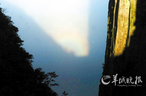 武功山四絕之一的“云海佛光”在大雨過后出現(xiàn)。