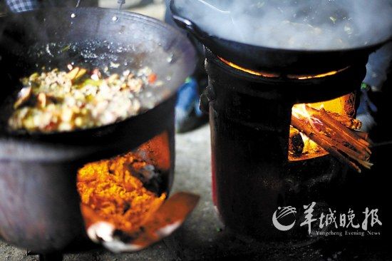 　　吃幾頓土家飯,喝幾杯土家酒,嘗幾塊土家肉。