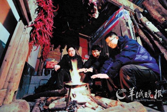 　　在土家人吊腳樓小住的那個夜晚,讓我想起了外婆家。