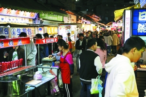 　　品味臺(tái)灣,又怎能錯(cuò)過(guò)那些親民夜市。
