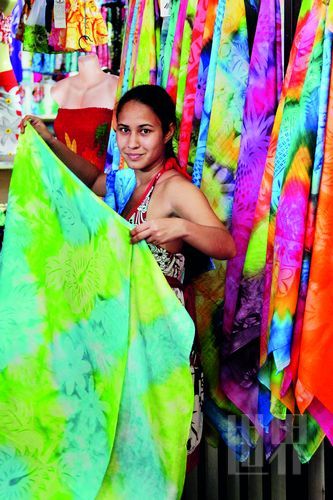 　　Pareo,這一幅幅有著漂亮圖案、色彩繽紛的布,是大溪地人最美的衣