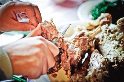 在西北大多數(shù)地區(qū),手抓肉是最普遍最經(jīng)濟的羊肉吃法。