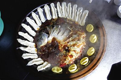黃驊鍋灶魚，將海魚與面食相互搭配。農(nóng)業(yè)與漁業(yè)、土地與海洋，在這里構(gòu)成了微妙的平衡。