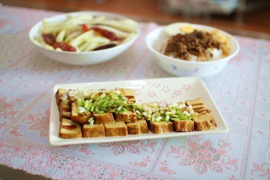 　　對于一碗鹵肉飯來說,完全不需要濃墨重彩的配其他煎炸食物,只需要搭上清爽的豆干、爽口的蘿卜即可。