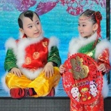 鄧?guó)Q賀(左)在春晚上。