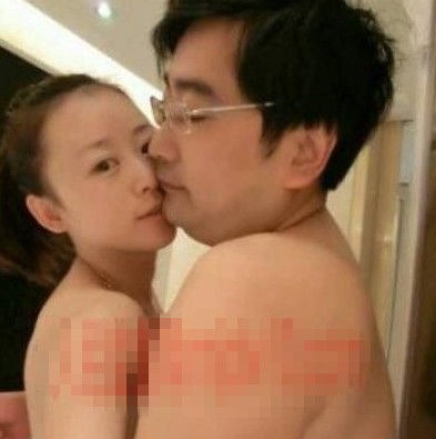 女主播紀(jì)某與國家檔案局官員范某。