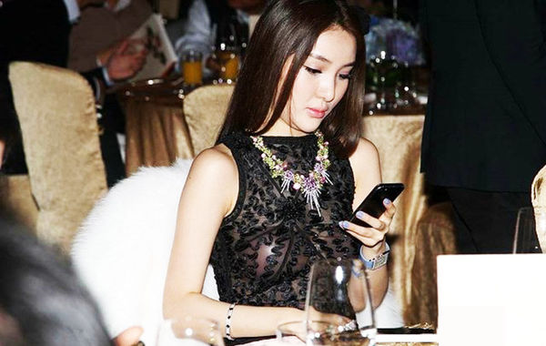 2013年11月30日，郭美美出席保利珠寶拍賣活動，現(xiàn)場郭美美一席透視的上衣性感現(xiàn)身，胸前乳貼顯露無