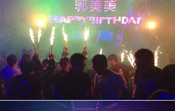 2013年6月16日下午，郭美美在網(wǎng)上曬出一組慶生照。通過照片可以看出，酒吧的巨大舞池中燃放焰火