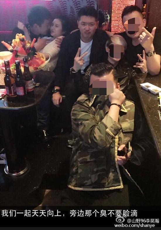 田源朋友辟謠稱左側(cè)抱著女子親吻的是田源的發(fā)小，女子的男友。