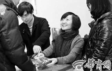 1月19日，柴靜在西安簽售新書(shū)《看見(jiàn)》時(shí)和讀者交流。