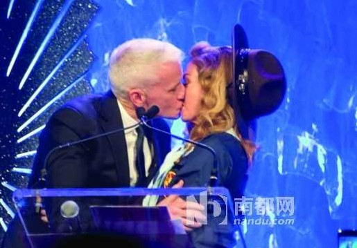 16日，麥當娜在紐約舉行的第24屆同志媒體獎頒獎禮上，頒獎給美國CNN主播安德森-庫珀，獲對方獻吻