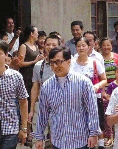成龍在蕪湖認(rèn)祖歸宗。