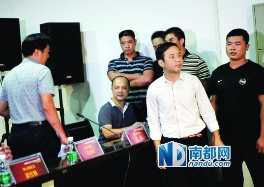 佛山精武會會長梁旭輝在弟子保護下來到現(xiàn)場。
