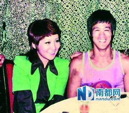 從當(dāng)時(shí)拍到的很多李小龍和丁佩一起的照片中可以看到，她和李小龍的發(fā)型是一樣的。