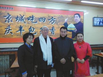 吳頌今（左二）、王樹才（左三）、談芳兵（右一）與店長合影。