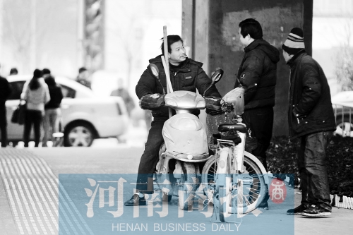 想讓農(nóng)民工安定下來，城市要給他們相應的福利待遇，還有家的感覺