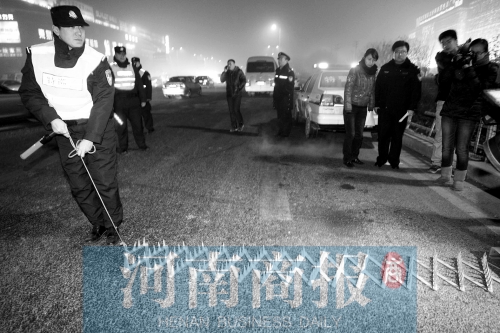 特警隊員在清查中使用阻車釘，應(yīng)對惡意闖崗或攔截駕車逃竄行為 河南商報記者 王春勝/攝