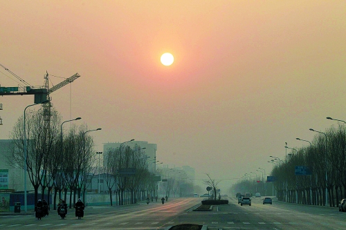 昨日天空放晴，雖然天還不是那么藍(lán)，但也給大家?guī)?lái)好心情。