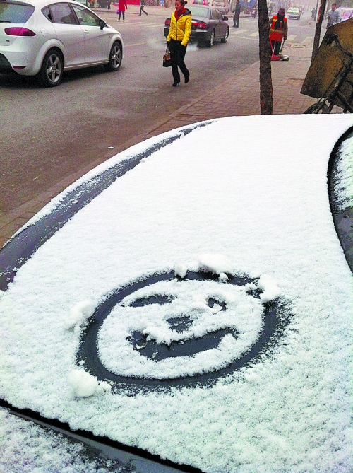 一月十五日上午，有汽車(chē)披著一身的雪裝，從經(jīng)開(kāi)區(qū)回到市區(qū)。