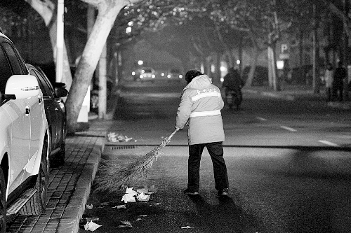 清晨六點(diǎn)，鄭州市經(jīng)七路，一名環(huán)衛(wèi)工開始了一天的工作。