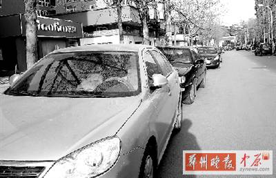 友愛路，路邊停了一排車，本來不寬的路就變得更窄了。