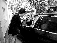 有個(gè)人晃了一圈后，寶馬、現(xiàn)代、越野的車(chē)窗都“長(zhǎng)”出大窟窿