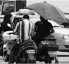 昨日，鄭州市鄭州花園路與農(nóng)業(yè)路交叉口，電動車裝傘埋下安全隱患