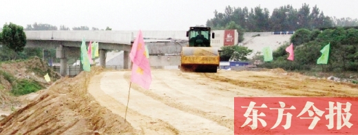 　昨日，正在施工中的鄭州市文化路與連霍高速互通式立交
