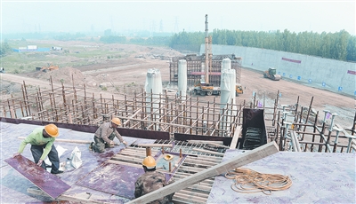 中原西路西南繞城高速公路互通式立交項目已完成總工程量的35%。