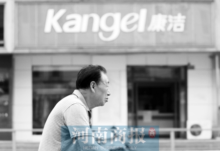 　這一切，將會給康潔公司、加盟商，乃至鄭州洗衣行業(yè)，帶來什么？ 記者 趙卓/攝