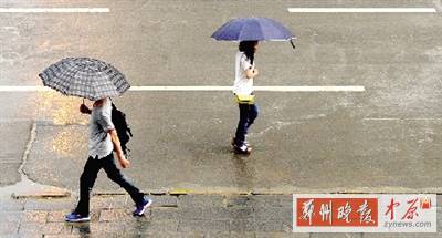 昨天傍晚，市民在雨中行走。