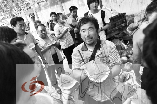 為了表示感謝，陳小立切西瓜分給大家吃。