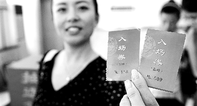 本報記者抽出的兩名消費者代表。