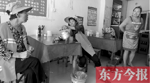 7月30日下午，鄭州市建設路一家面館老板毋女士，給兩位環(huán)衛(wèi)工端水解暑